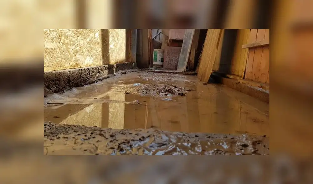 Chorrillos: Tubería se rompe y causa aniego en asentamiento humano en plena cuarentena