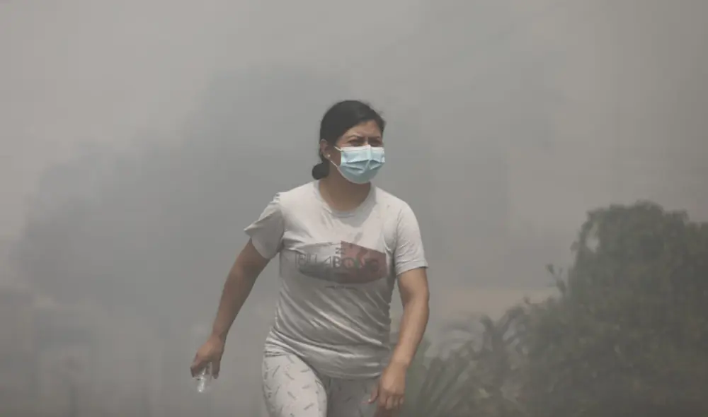 Comerciantes llegaron al mercado y se enfrentaron con la Policía para ingresar y recuperar parte de sus pertenencias. Foto: Jorge Cerdán / La República Comerciantes llegaron al mercado y se enfrentaron con la Policía para ingresar y recuperar parte de sus pertenencias. Foto: Jorge Cerdán / La República