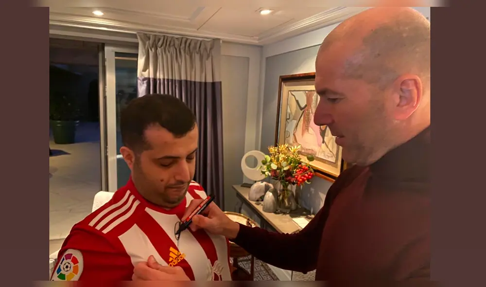 Jeque le aplica a Zidane un cabezazo al estilo de Materazzi en la final del Mundial 2006.