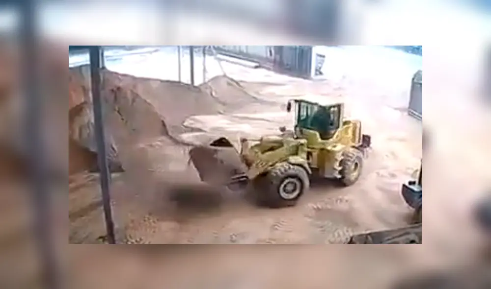 YouTube viral: tractor captura por error a hombre, lo baña en arena y lo arroja a contenedor [VIDEO]