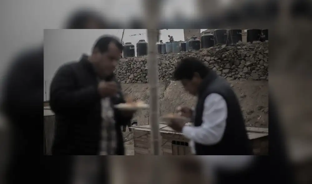 Adultos comen de la olla común. Fotos Aldair Mejia / La República