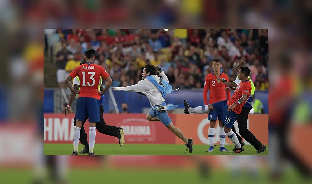 Copa América: Gonzalo Jara y la patada al hincha que le hizo ganarse el repudio de Sudamérica. Foto: AFP
