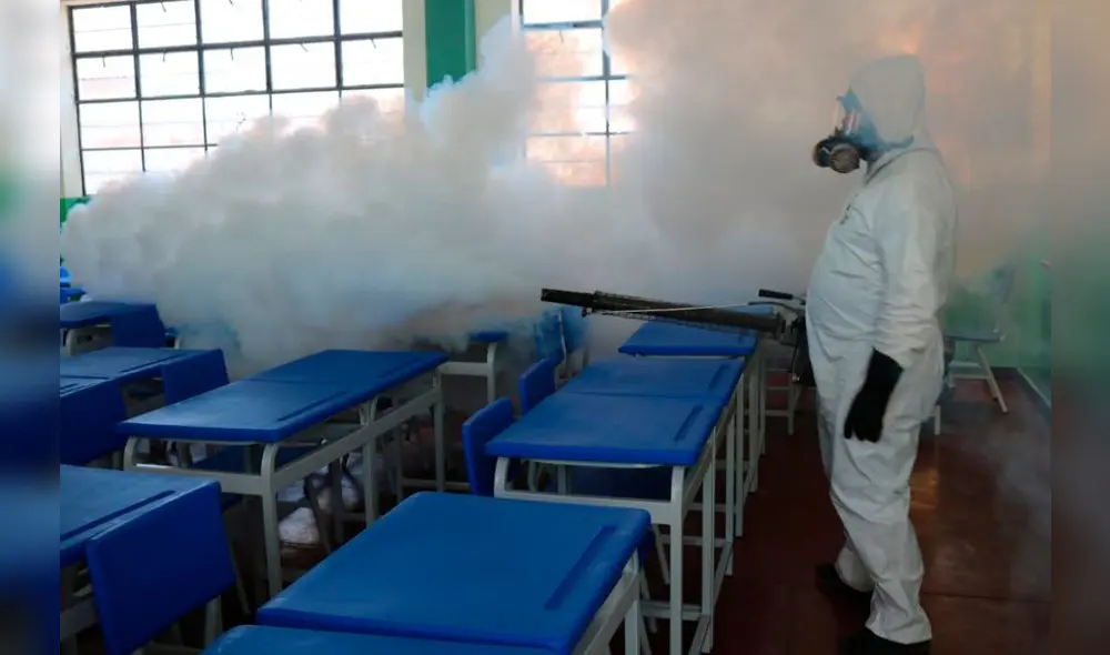 Personal de salud viene fumigando colegios y locales públicos en Víctor Larco. Personal de salud viene fumigando colegios y locales públicos en Víctor Larco.