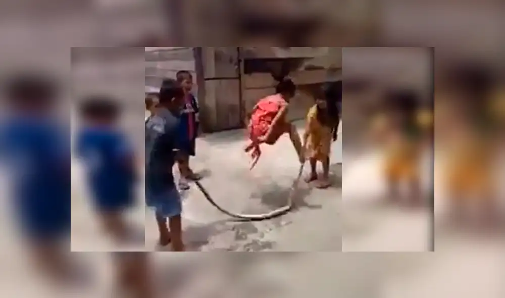 Grupo de niños fue grabado mientras se divertían en el popular juego de la cuerda con el cuerpo de una enorme serpiente. Video es viral en YouTube