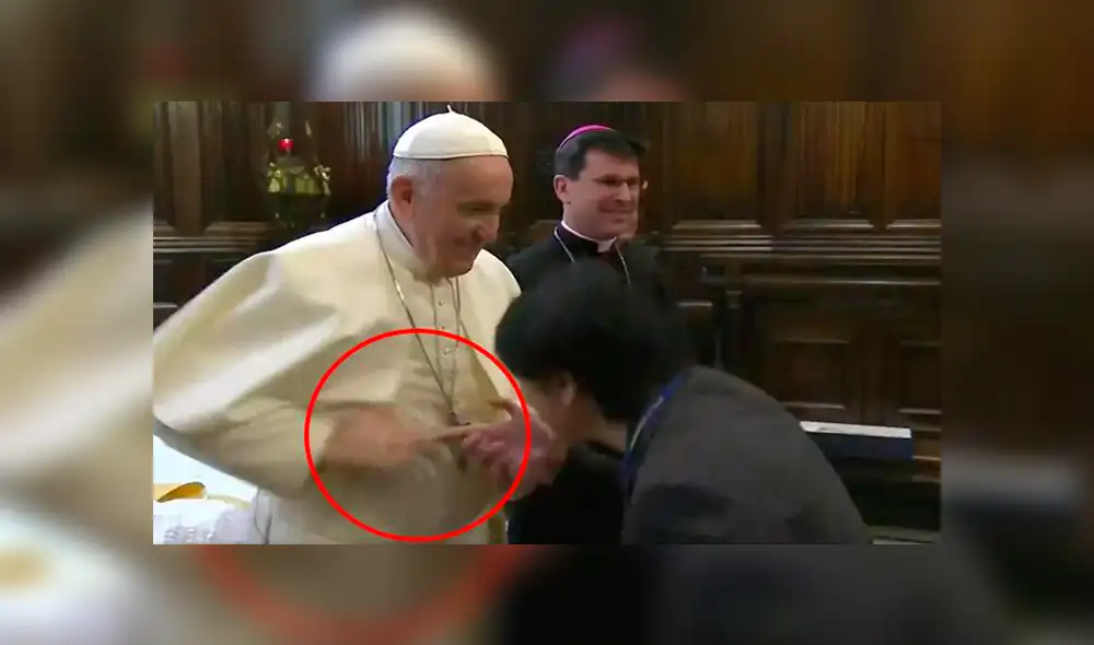 ¿Por qué el Papa Francisco retira su mano cuando fieles quieren besar su anillo episcopal?