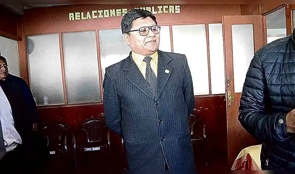 a favor. Luque podría ser el nuevo gobernador de Puno.