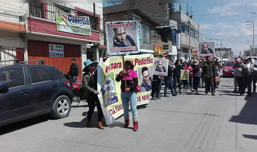Junín: Padres de familia realizan plantón en comisaria contra docente por presuntos tocamientos indebidos