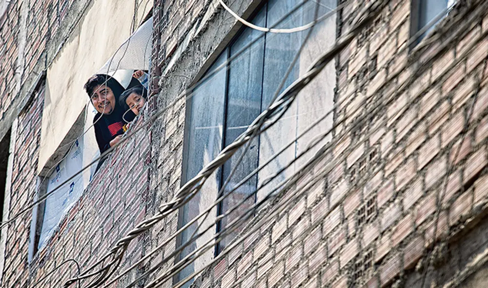Aislados.Efraín y su hijo no salen de su casa desde que comenzó la pandemia. Solo ven la calle desde su pequeña ventana.