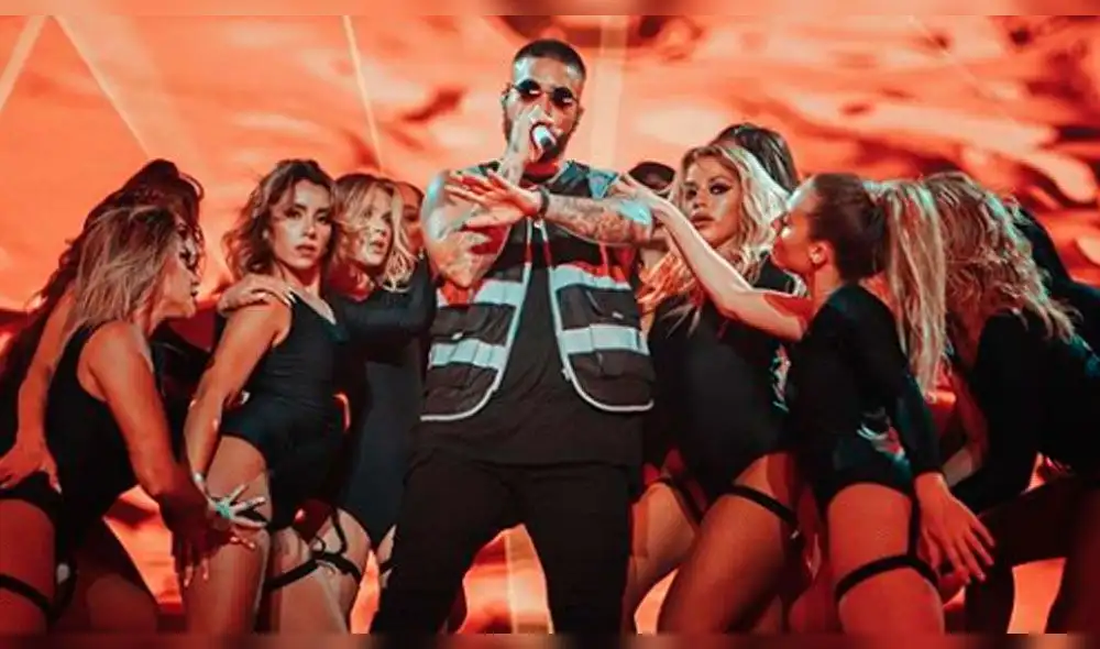 Maluma besa a fanática en Puerto Rico