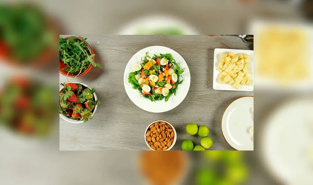 Ensalada fresca con arúgula, fresas y mango