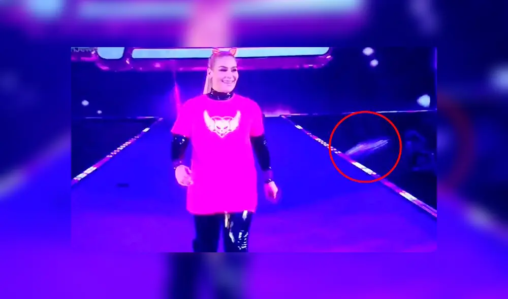 Pese al incidente, la luchadora continuó con su caminata al ring. Créditos: Captura de tv