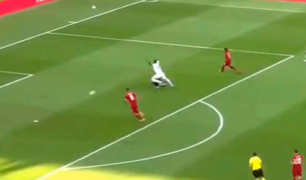 El portero Alisson Becker cometió un terrible blooper que hizo recordar a Loris Karius. | Foto: Captura YouTube El portero Alisson Becker cometió un terrible blooper que hizo recordar a Loris Karius. | Foto: Captura YouTube