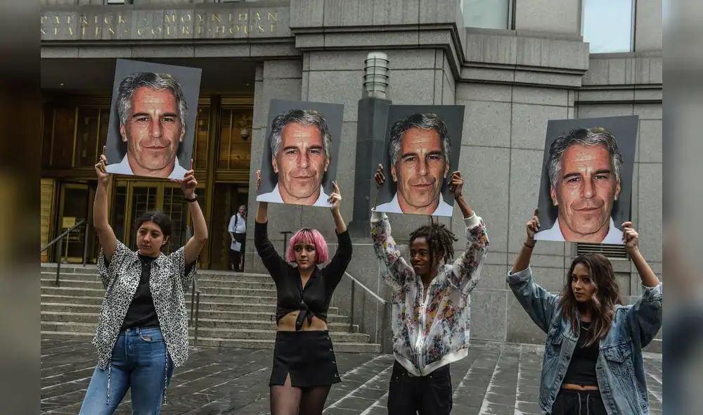 Colectivo de activistas muestra fotos de Jeffrey Epstein frente al tribunal federal el 8 de julio de 2019 en la ciudad de Nueva York.