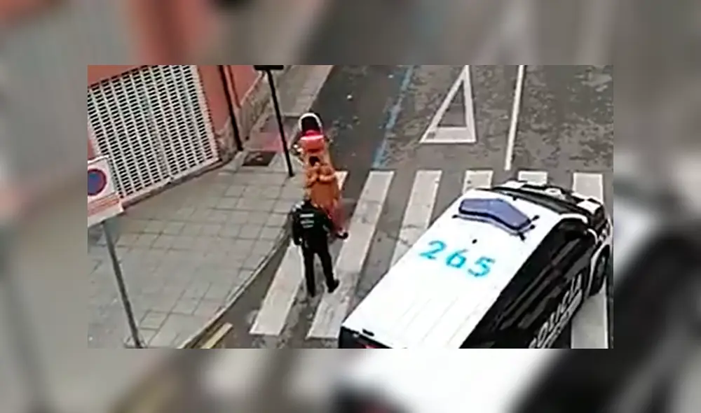 Hombre sale a la calle vestido de dinosaurio durante confinamiento por coronavirus [VIDEO]
