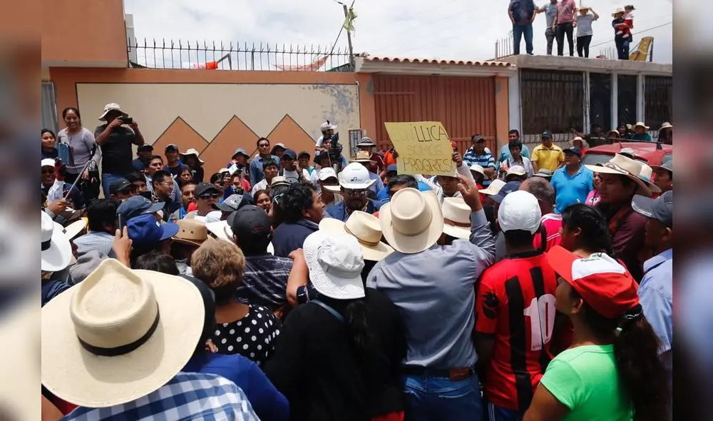 Pobladores impidieron que los periodistas se acerquen a gobernador Elmer Cáceres.