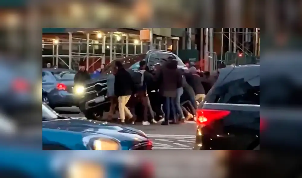 Una docena de hombres se reunieron para socorrer a la víctima.