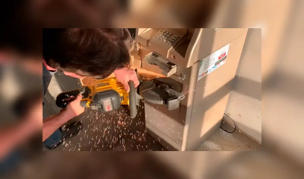 Desliza las imágenes para ver el increíble hallazgo que hizo este joven explorador en un cajero automático abandonado. Foto: Captura/YouTube