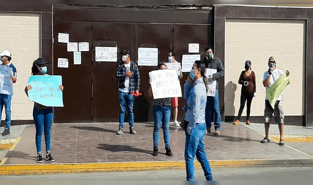 Padres de familia del colegio Santa María Reina protestan por pensiones.