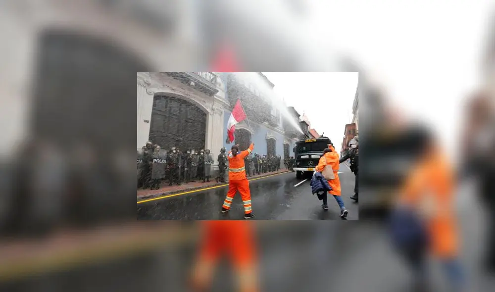 Policía reprime a las trabajadoras de limpieza con agua. Créditos: Antonio Melgarejo.