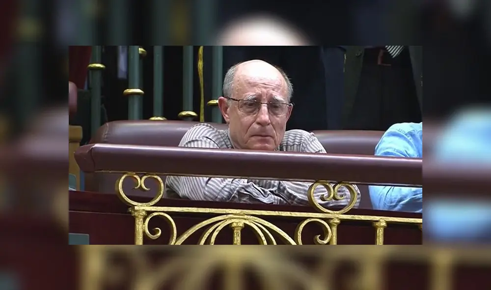 Ángel Hernández conmovido tras la aprobación del planteamiento de la ley de eutanasia en el Congreso español. (Foto: RTVE)