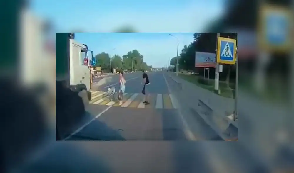 YouTube: Terrible instante en que un tráiler casi embiste a bebé en coche [VIDEO]