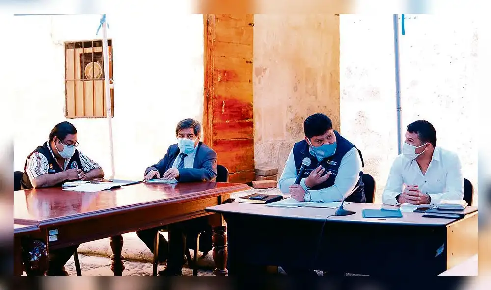 autoridades. Se reunieron ayer para discutir suerte de playas.