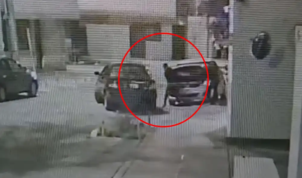 Sujetos desmantelaron el auto a las 4.00 a. m. Foto: Maria Pía Ponce / URPI-GLR Sujetos desmantelaron el auto a las 4.00 a. m. Foto: Maria Pía Ponce / URPI-GLR