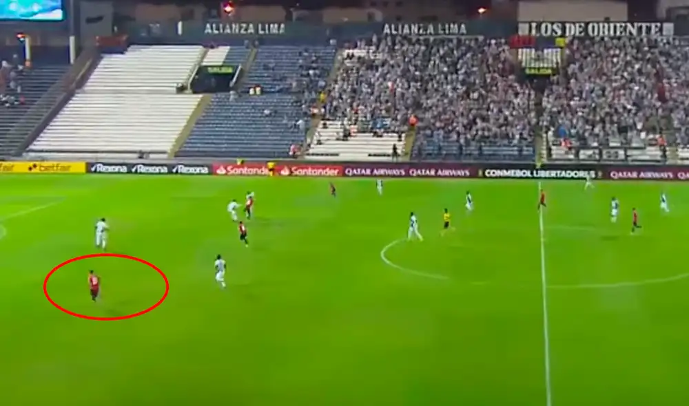 Alianza Lima salió con línea de tres en el fondo.