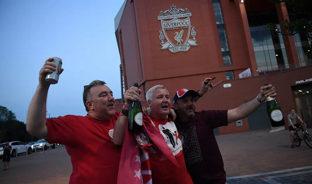 Los hinchas del Liverpool celebraron la primera liga inglesa ganada por su equipo en 30 años. Foto: AFP. Los hinchas del Liverpool celebraron la primera liga inglesa ganada por su equipo en 30 años. Foto: AFP.