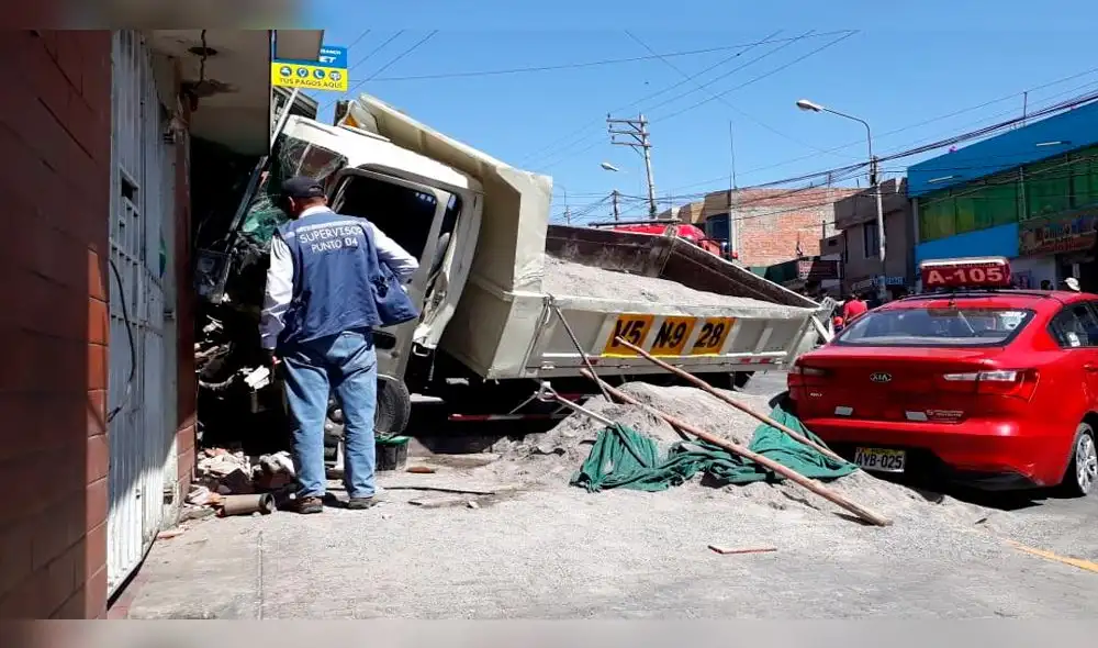Arequipa: Volquete impacta contra vivienda y un taxi en Paucarpata