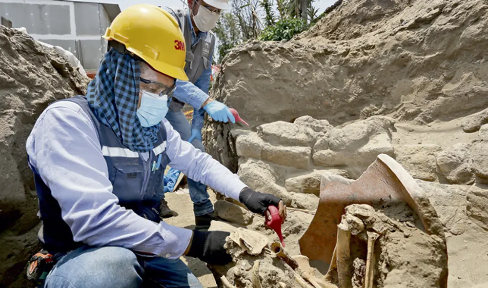Singular. Jonathan F. Cerpa limpia al hombre del cántaro. (Foto: Michael Ramón)