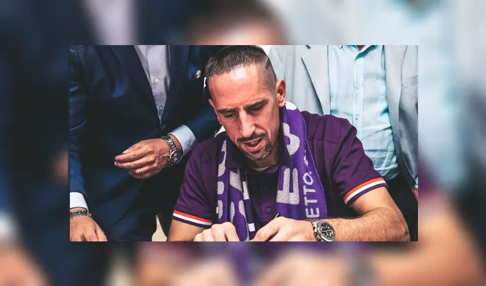 Franck Ribéry viajó hasta Florencia para estampar su firma por la Fiorentina. Franck Ribéry viajó hasta Florencia para estampar su firma por la Fiorentina.