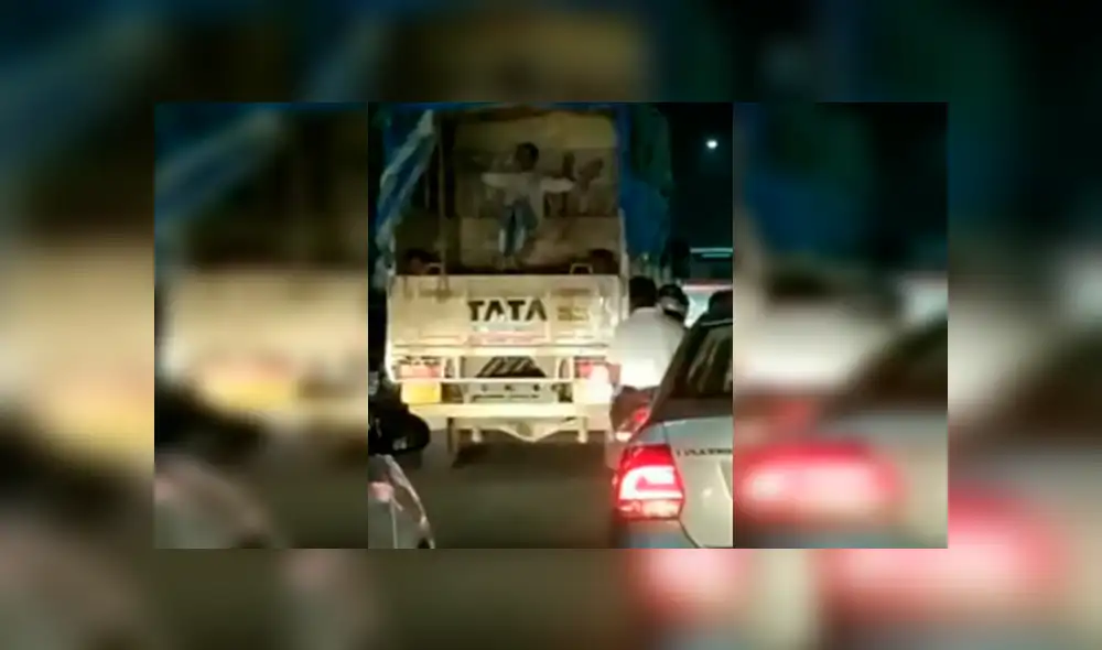 Facebook: hombre se columpia como 'quinceañera' en pleno tráfico y hace reír a conductores [VIDEO]