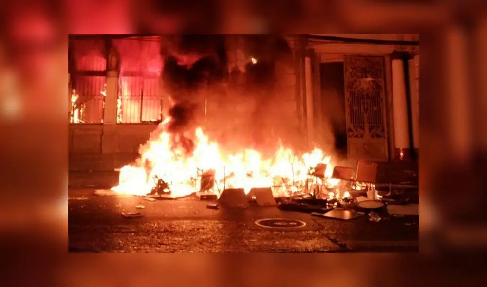 El incendio se extendió por todo el edificio y los bienes del diario fueron sacados para ser quemados en la calle. Foto: Twitter.