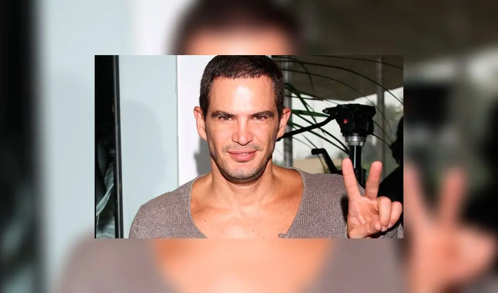 Actor Julio Camejo presume sus encantos semidesnudo en el teatro [FOTOS]