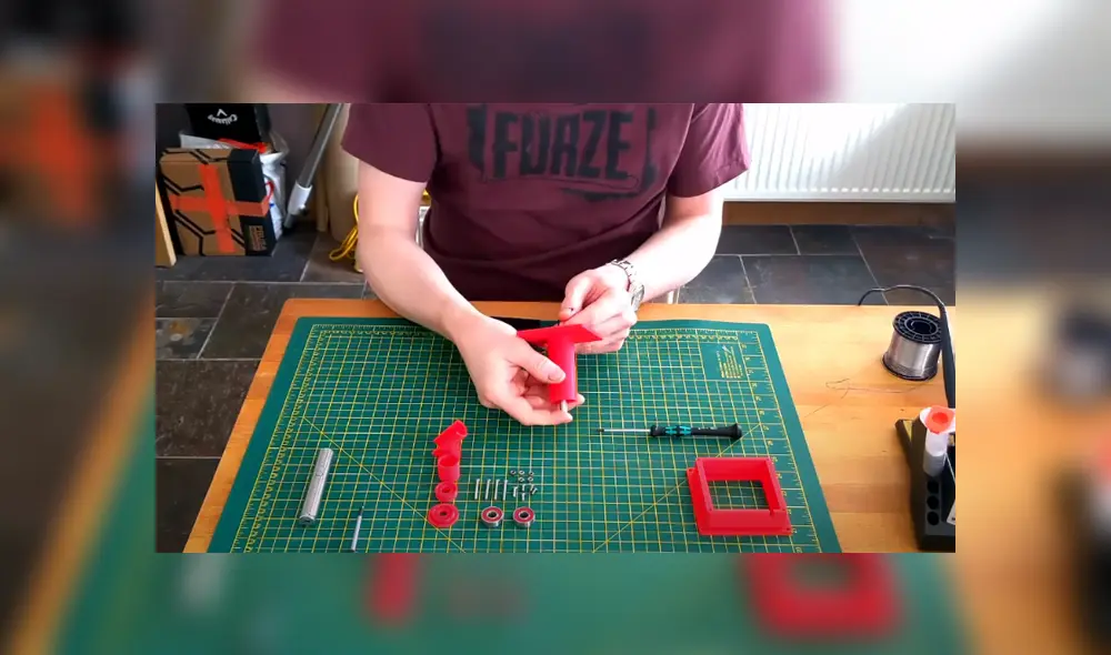 A través de YouTube se ha hecho viral el insólito invento de un hombre para mantener la distancia social. A través de YouTube se ha hecho viral el insólito invento de un hombre para mantener la distancia social.