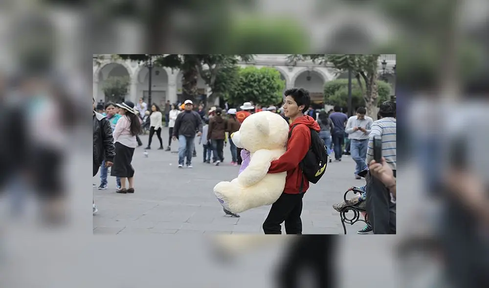 Sorpresa en Facebook por arequipeño que llegó con peluche a plaza de armas ¿Cómo acabó? Sorpresa en Facebook por arequipeño que llegó con peluche a plaza de armas ¿Cómo acabó?