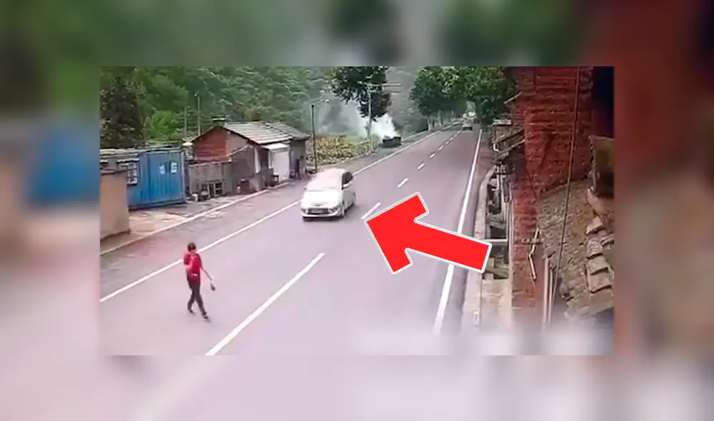 Facebook viral: joven casi muere atropellado por cruzar la pista totalmente distraído [VIDEO]
