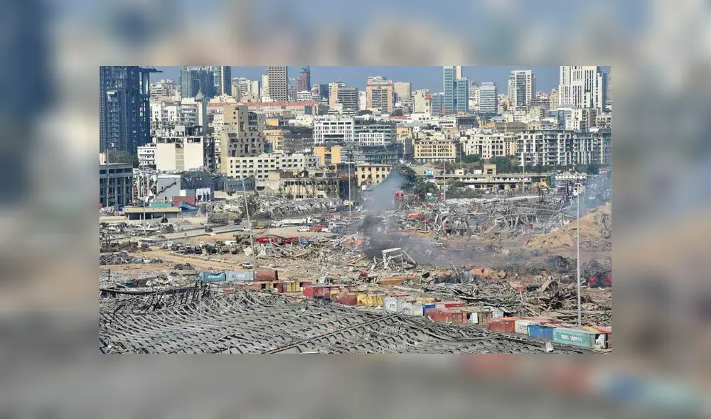 Edificios y vehículos terminaron destruidos después de una explosión masiva en Beirut, Líbano. Foto: (EFE/EPA/WAEL HAMZEH)