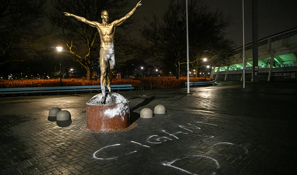 Hinchas del Malmo incendian estatua y destrozan la casa de Zlatan Ibrahimovic. | Foto: AFP Hinchas del Malmo incendian estatua y destrozan la casa de Zlatan Ibrahimovic. | Foto: AFP