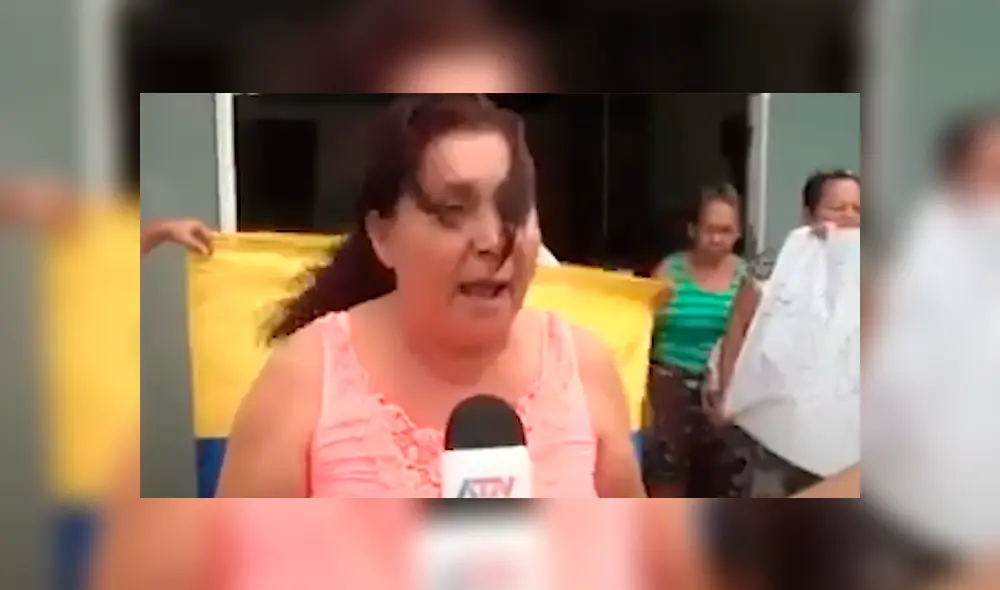 Vía YouTube. La mujer sorprendió a todos con su insólita conducta mientras reclamaba por el mal servicio del centro de salud de su localidad