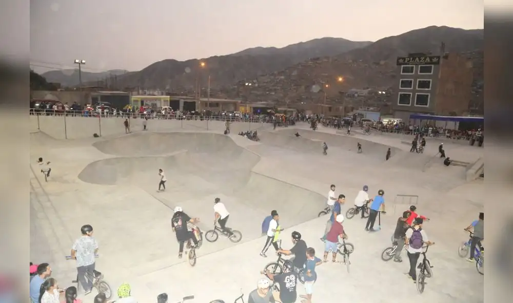 Inauguran moderna pista para skatepark en plaza central de Manchay 