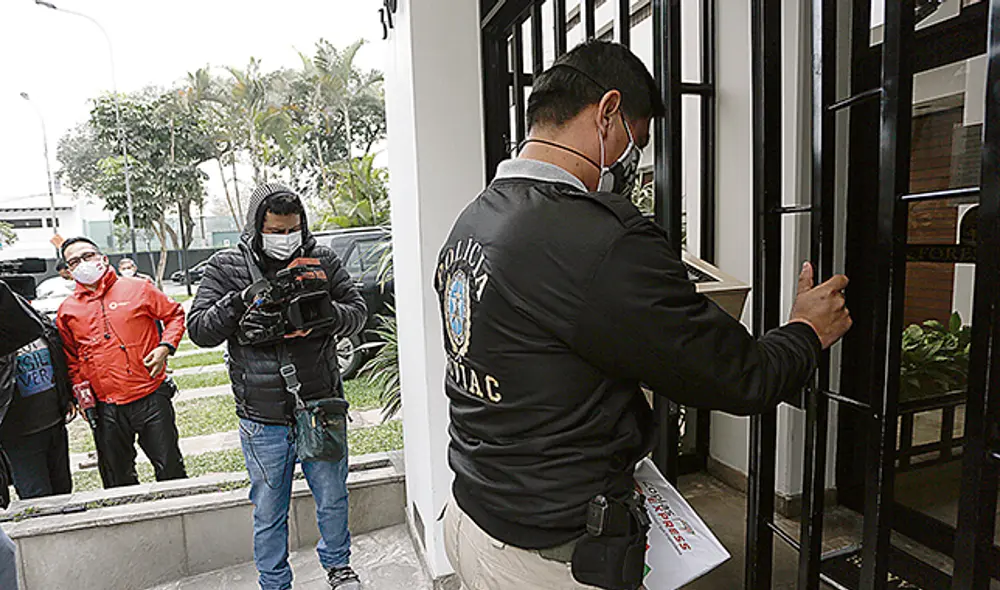 San Isidro. La fiscalía y la Diviac retiraron elementos importantes de la casa de Richard Cisneros, conocido como Richard Swing, ubicada en calle de la Moncloa. Foto: Antonio Melgarejo. San Isidro. La fiscalía y la Diviac retiraron elementos importantes de la casa de Richard Cisneros, conocido como Richard Swing, ubicada en calle de la Moncloa. Foto: Antonio Melgarejo.