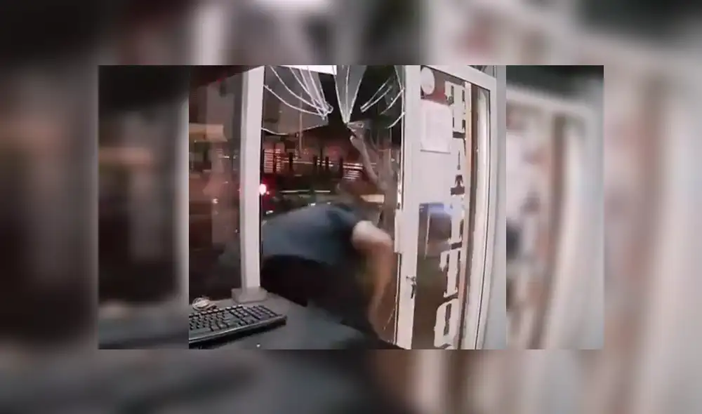 Facebook viral: joven distraído impacta contra puerta de vidrio y la rompe en segundos [VIDEO]
