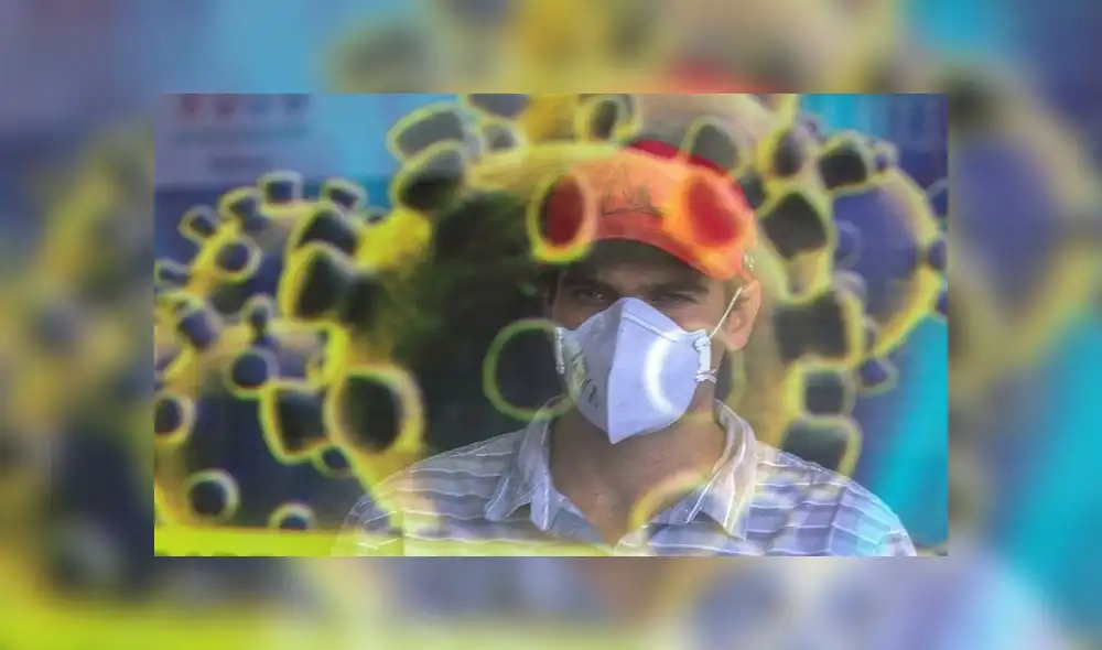 Un hombre con tapabocas aparece reflejado mientras observa un anuncio sobre el coronavirus el lunes en Brasilia (Brasil). Foto: EFE