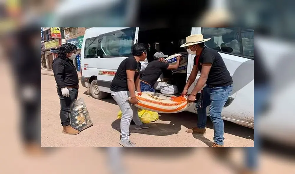 Regaló sacos enteros de arroz a familias pobres.