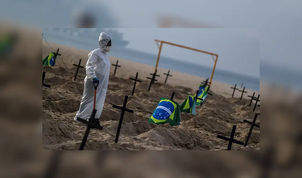 Activistas colocan cientos de cruces durante un acto organizado por la ONG Rio de Paz en la playa de Copacabana, Río de Janeiro (Brasil). | Foto: Antonio Lacerd / EFE