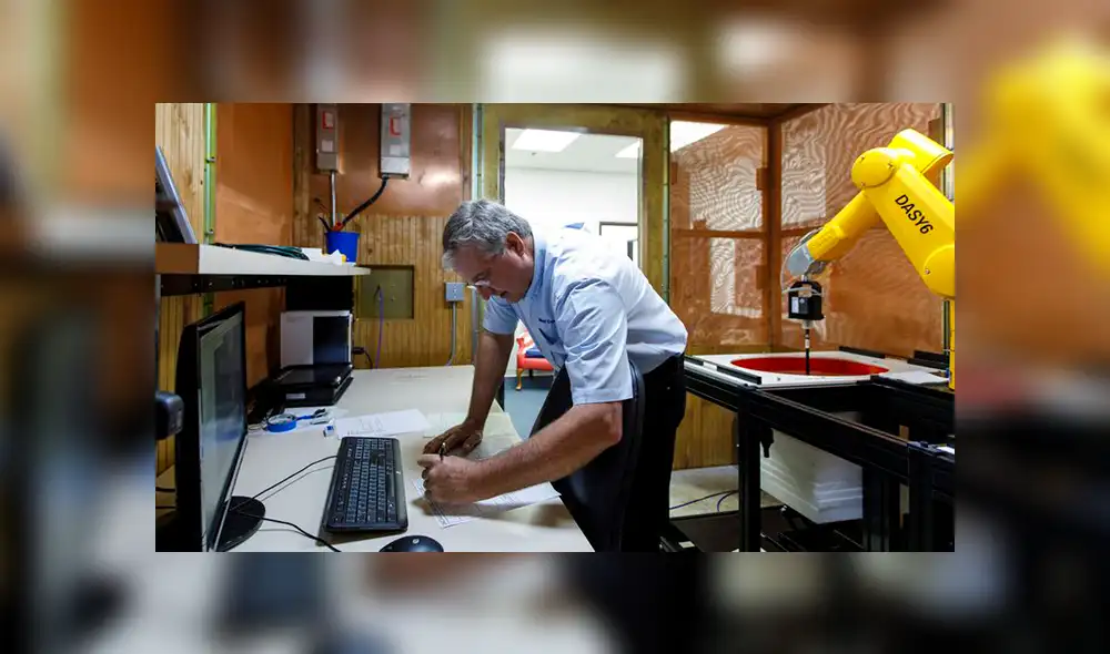 Jay Moulton preparando equipos en RF Exposure Lab. | Foto: Brian Cassella / Chicago Tribune