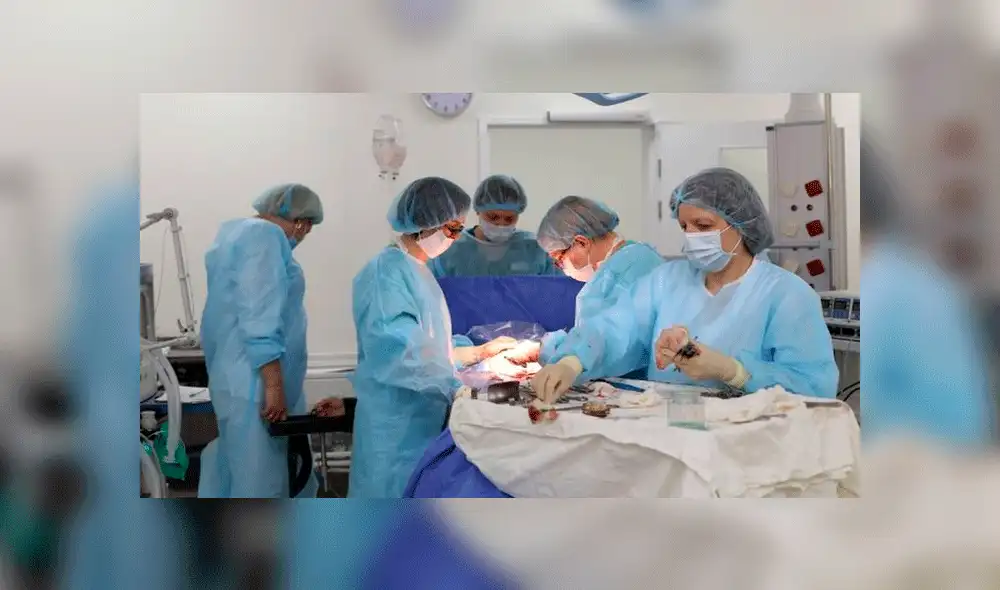 Tenía dolor abdominal y de los ovarios le extraen un enorme quiste hecho de pelos Tenía dolor abdominal y de los ovarios le extraen un enorme quiste hecho de pelos