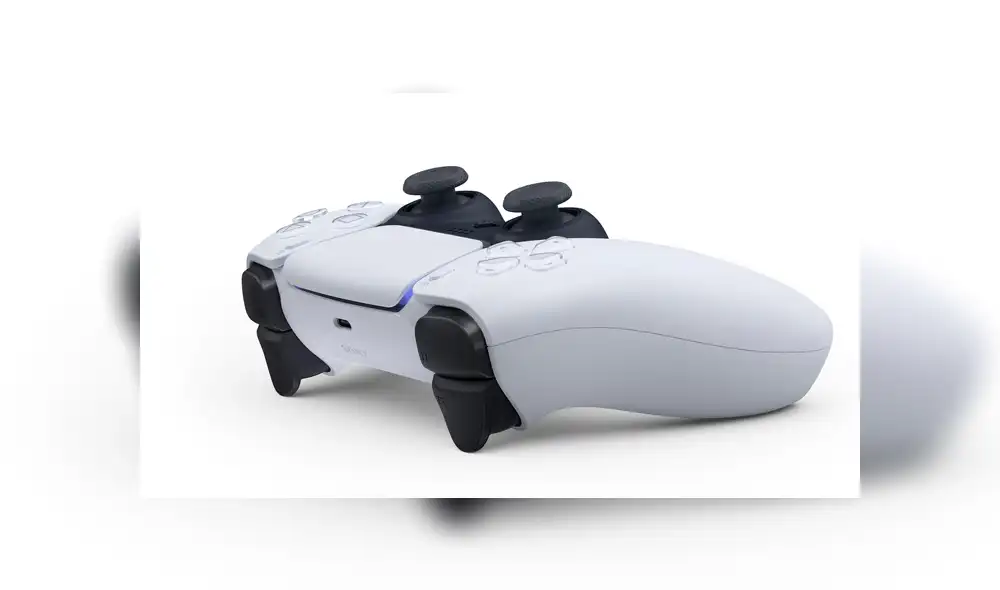 La versión clásica del mando de PS5 es de color blanco con negro.